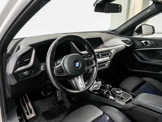 BMW Serie 1 118i color Blanco. Año 2024. 100KW(136CV). Gasolina. En concesionario Oliva Motor Tarragona de Tarragona