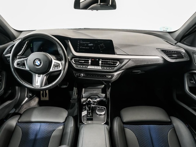 BMW Serie 1 118i color Blanco. Año 2024. 100KW(136CV). Gasolina. En concesionario Oliva Motor Tarragona de Tarragona