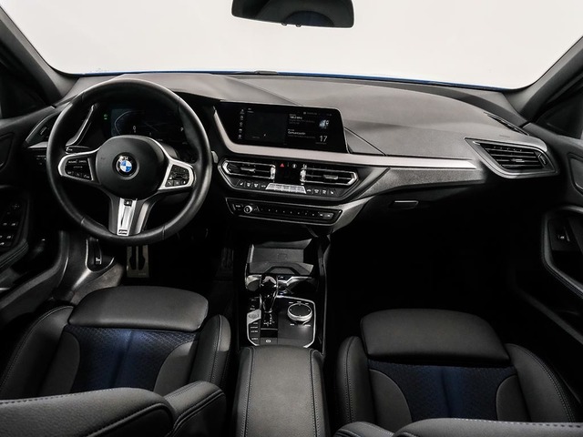 BMW Serie 1 118i color Azul. Año 2024. 103KW(140CV). Gasolina. En concesionario Oliva Motor Tarragona de Tarragona