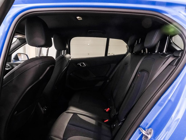BMW Serie 1 118i color Azul. Año 2024. 103KW(140CV). Gasolina. En concesionario Oliva Motor Tarragona de Tarragona