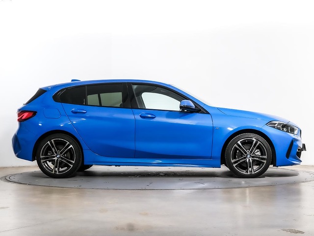 BMW Serie 1 118i color Azul. Año 2024. 103KW(140CV). Gasolina. En concesionario Oliva Motor Tarragona de Tarragona