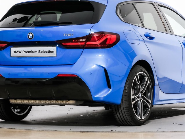 BMW Serie 1 118i color Azul. Año 2024. 103KW(140CV). Gasolina. En concesionario Oliva Motor Tarragona de Tarragona