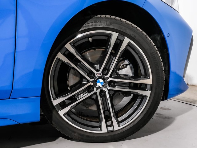 BMW Serie 1 118i color Azul. Año 2024. 103KW(140CV). Gasolina. En concesionario Oliva Motor Tarragona de Tarragona