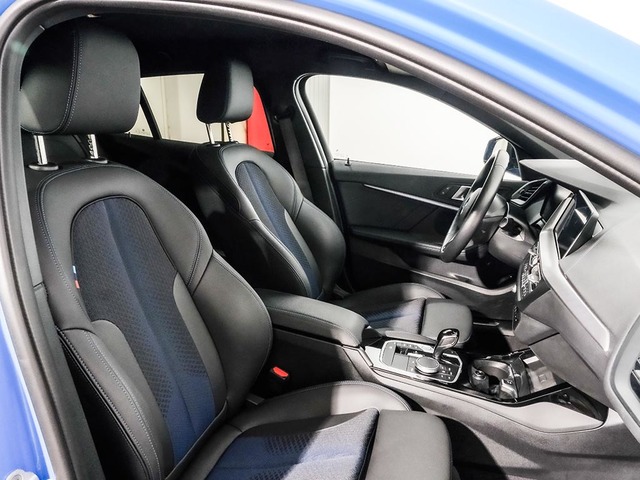 BMW Serie 1 118i color Azul. Año 2024. 103KW(140CV). Gasolina. En concesionario Oliva Motor Tarragona de Tarragona