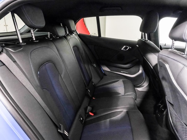 BMW Serie 1 118i color Azul. Año 2024. 103KW(140CV). Gasolina. En concesionario Oliva Motor Tarragona de Tarragona