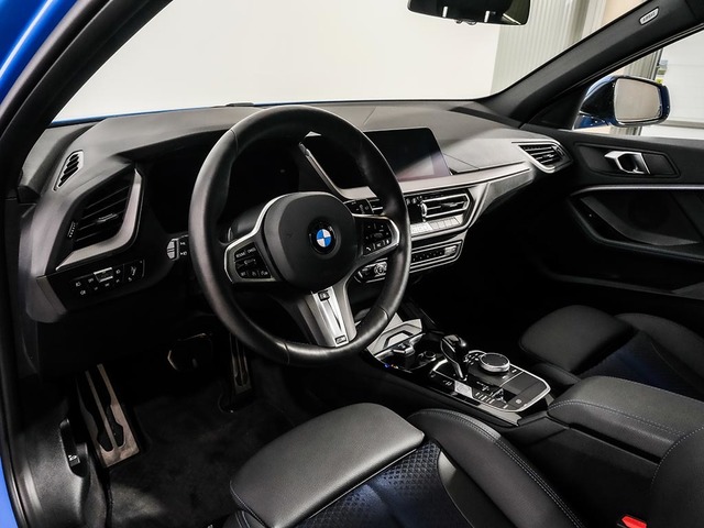BMW Serie 1 118i color Azul. Año 2024. 103KW(140CV). Gasolina. En concesionario Oliva Motor Tarragona de Tarragona