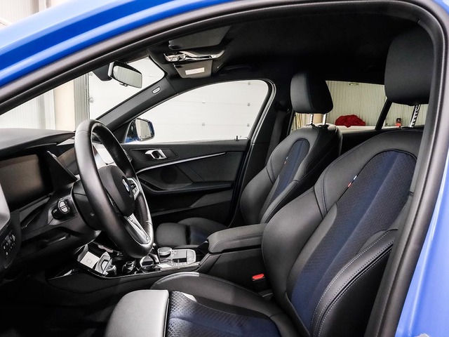 BMW Serie 1 118i color Azul. Año 2024. 103KW(140CV). Gasolina. En concesionario Oliva Motor Tarragona de Tarragona