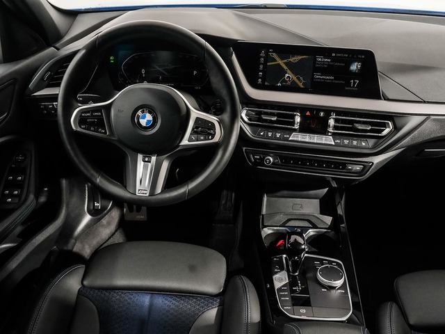 BMW Serie 1 118i color Azul. Año 2024. 103KW(140CV). Gasolina. En concesionario Oliva Motor Tarragona de Tarragona