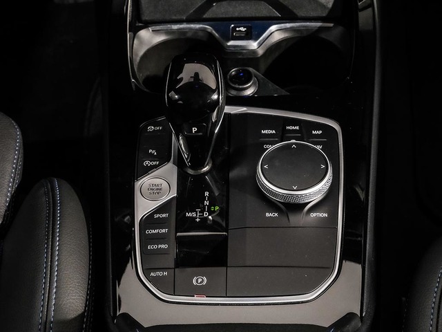 BMW Serie 1 118i color Azul. Año 2024. 103KW(140CV). Gasolina. En concesionario Oliva Motor Tarragona de Tarragona