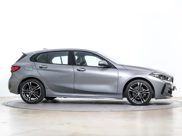 BMW Serie 1 118i color Gris. Año 2024. 103KW(140CV). Gasolina. En concesionario Oliva Motor Tarragona de Tarragona
