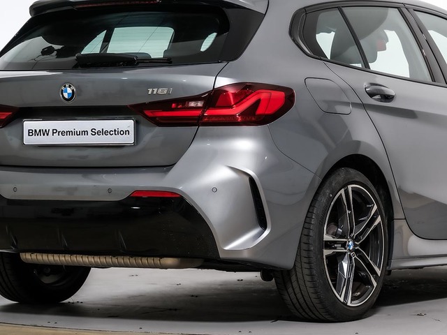 BMW Serie 1 118i color Gris. Año 2024. 103KW(140CV). Gasolina. En concesionario Oliva Motor Tarragona de Tarragona