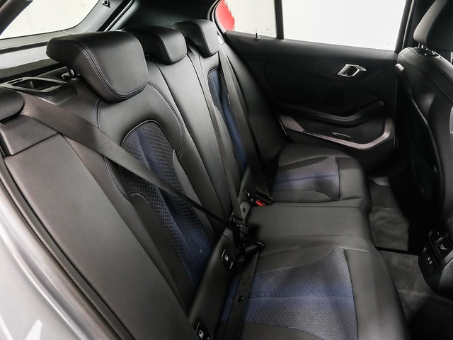 BMW Serie 1 118i color Gris. Año 2024. 103KW(140CV). Gasolina. En concesionario Oliva Motor Tarragona de Tarragona
