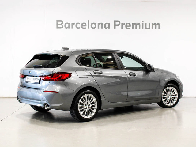BMW Serie 1 118d color Gris. Año 2024. 110KW(150CV). Diésel. En concesionario Barcelona Premium -- GRAN VIA de Barcelona