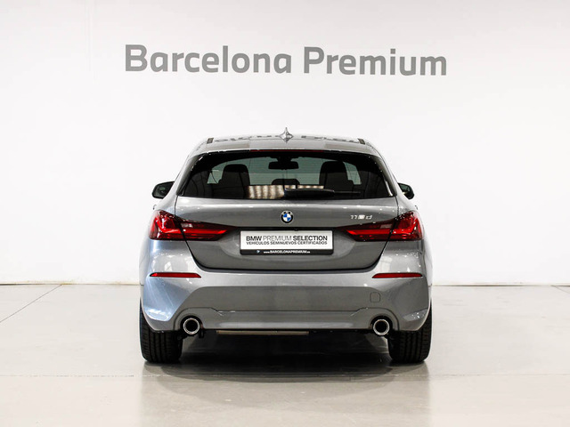 BMW Serie 1 118d color Gris. Año 2024. 110KW(150CV). Diésel. En concesionario Barcelona Premium -- GRAN VIA de Barcelona
