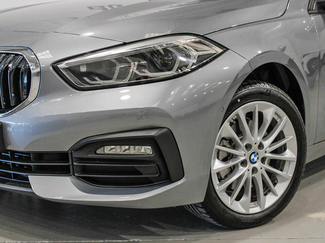 BMW Serie 1 118d color Gris. Año 2024. 110KW(150CV). Diésel. En concesionario Barcelona Premium -- GRAN VIA de Barcelona