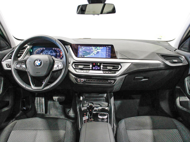 BMW Serie 1 118d color Gris. Año 2024. 110KW(150CV). Diésel. En concesionario Barcelona Premium -- GRAN VIA de Barcelona