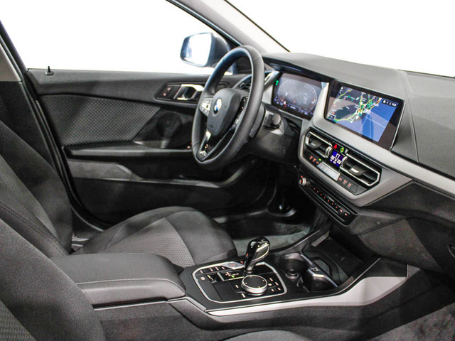 BMW Serie 1 118d color Gris. Año 2024. 110KW(150CV). Diésel. En concesionario Barcelona Premium -- GRAN VIA de Barcelona