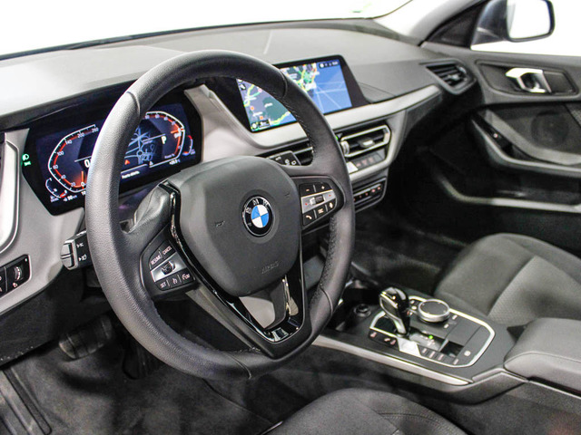 BMW Serie 1 118d color Gris. Año 2024. 110KW(150CV). Diésel. En concesionario Barcelona Premium -- GRAN VIA de Barcelona