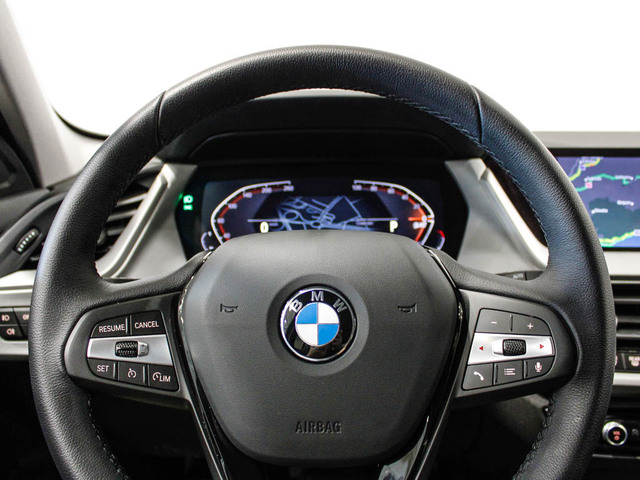 BMW Serie 1 118d color Gris. Año 2024. 110KW(150CV). Diésel. En concesionario Barcelona Premium -- GRAN VIA de Barcelona