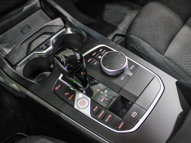 BMW Serie 1 118d color Gris. Año 2024. 110KW(150CV). Diésel. En concesionario Barcelona Premium -- GRAN VIA de Barcelona