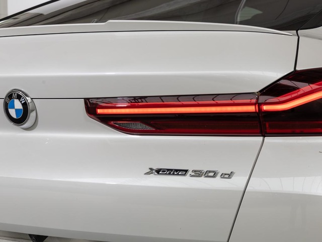 BMW X6 xDrive30d color Blanco. Año 2022. 210KW(286CV). Diésel. En concesionario Oliva Motor Girona de Girona