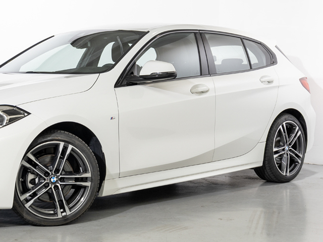 BMW Serie 1 118i color Blanco. Año 2024. 103KW(140CV). Gasolina. En concesionario Oliva Motor Girona de Girona