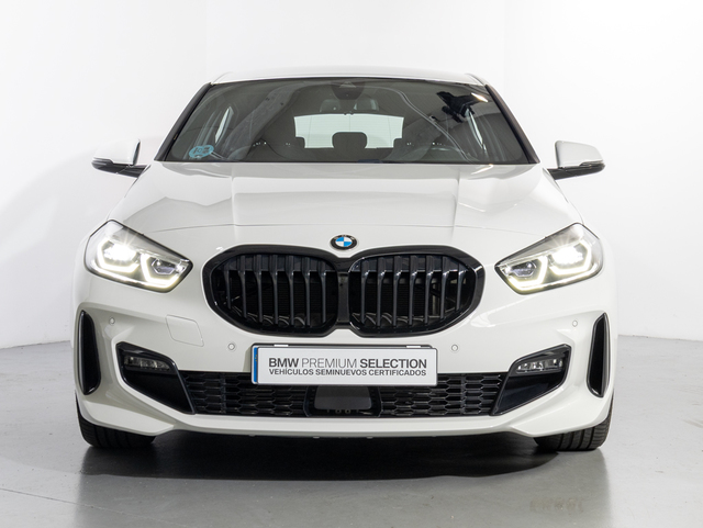 BMW Serie 1 118i color Blanco. Año 2024. 103KW(140CV). Gasolina. En concesionario Oliva Motor Girona de Girona