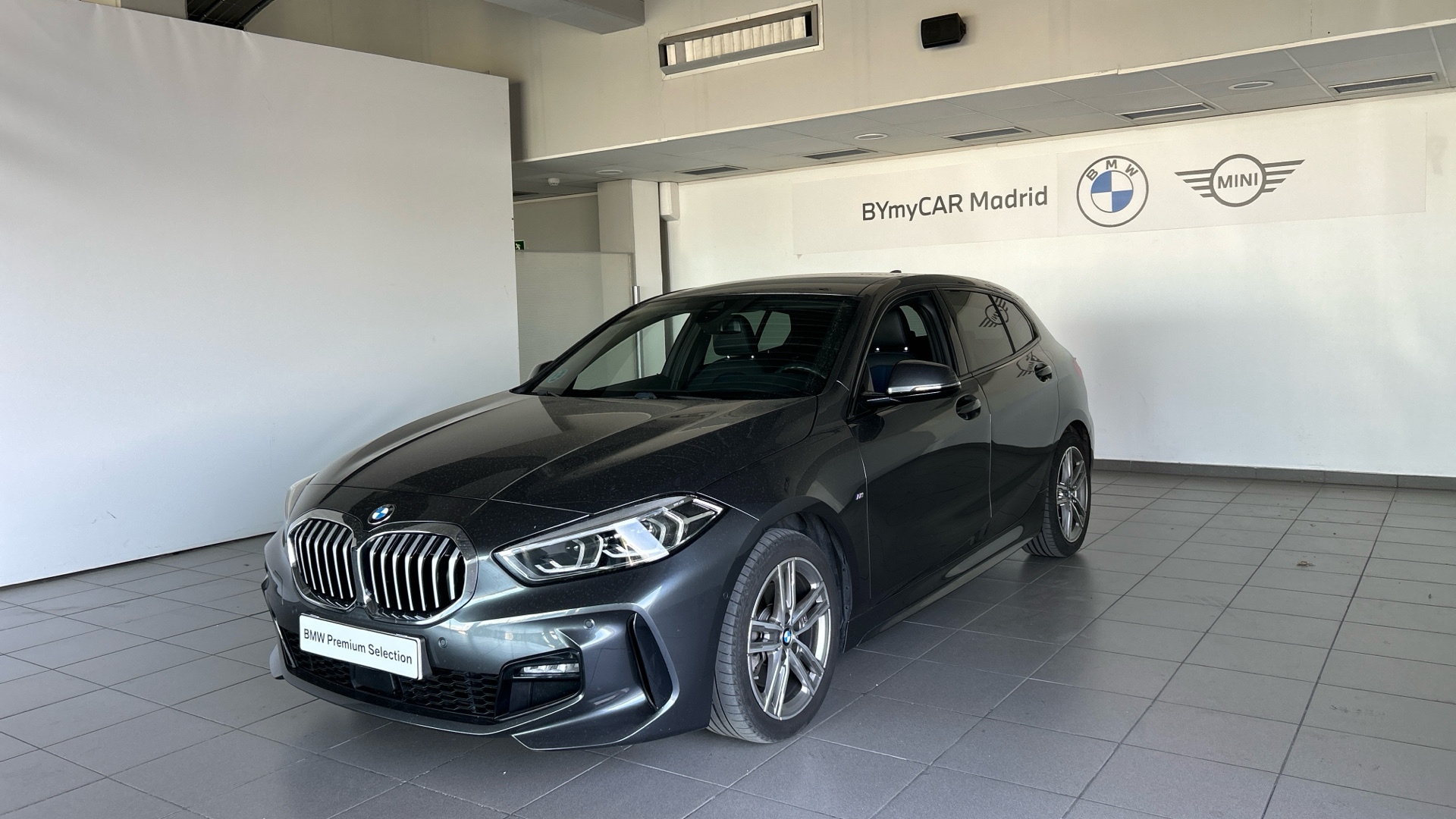 BMW Serie 1 118d color Gris. Año 2021. 110KW(150CV). Diésel. En concesionario BYmyCAR Madrid - Alcalá de Madrid