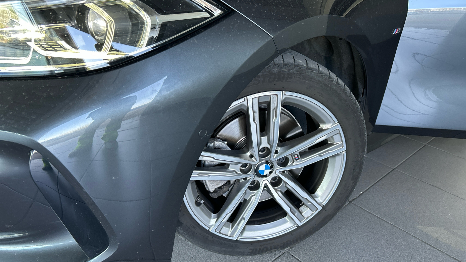 BMW Serie 1 118d color Gris. Año 2021. 110KW(150CV). Diésel. En concesionario BYmyCAR Madrid - Alcalá de Madrid