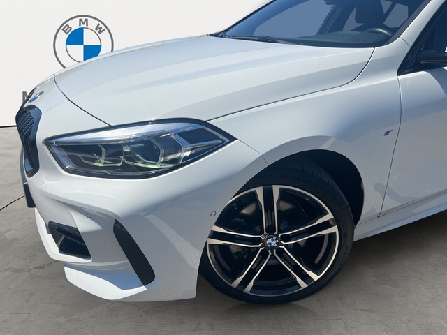 BMW Serie 1 118i color Blanco. Año 2024. 103KW(140CV). Gasolina. En concesionario Movitransa Cars Jerez de Cádiz