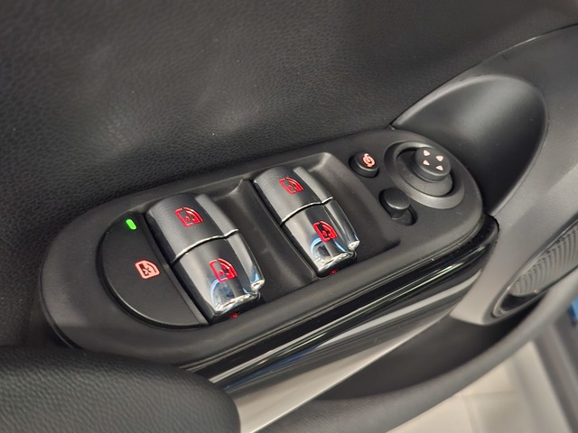 fotoG 24 del MINI MINI 5 Puertas Cooper 100 kW (136 CV) 136cv Gasolina del 2024 en Valencia