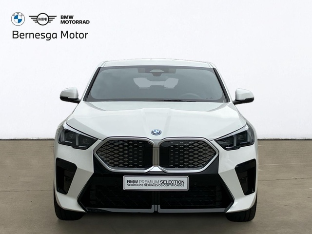 BMW iX2 eDrive20 color Blanco. Año 2025. 150KW(204CV). Eléctrico. En concesionario Bernesga Motor León (Bmw y Mini) de León