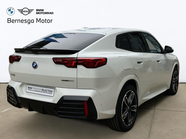 BMW iX2 eDrive20 color Blanco. Año 2025. 150KW(204CV). Eléctrico. En concesionario Bernesga Motor León (Bmw y Mini) de León