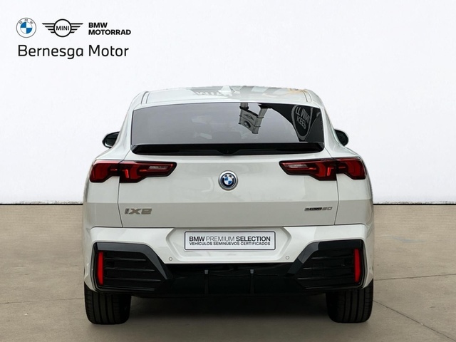 BMW iX2 eDrive20 color Blanco. Año 2025. 150KW(204CV). Eléctrico. En concesionario Bernesga Motor León (Bmw y Mini) de León