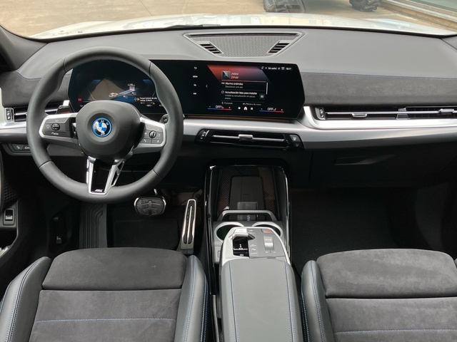 BMW iX2 eDrive20 color Blanco. Año 2025. 150KW(204CV). Eléctrico. En concesionario Bernesga Motor León (Bmw y Mini) de León
