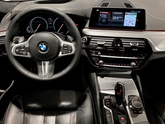 BMW Serie 5 520d color Blanco. Año 2017. 140KW(190CV). Diésel. En concesionario BMW Marcos Automoción de Valencia