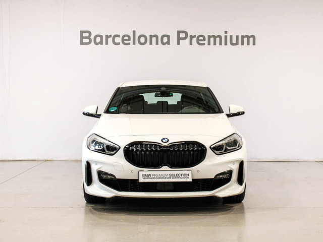 BMW Serie 1 118d color Blanco. Año 2024. 110KW(150CV). Diésel. En concesionario Barcelona Premium -- GRAN VIA de Barcelona