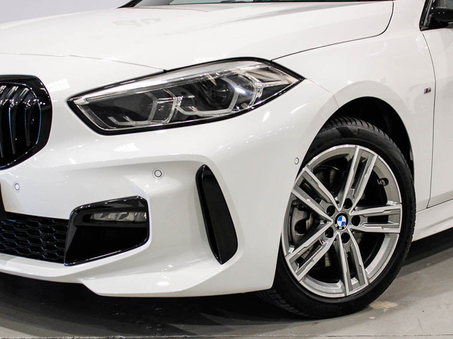 BMW Serie 1 118d color Blanco. Año 2024. 110KW(150CV). Diésel. En concesionario Barcelona Premium -- GRAN VIA de Barcelona