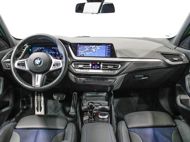 BMW Serie 1 118d color Blanco. Año 2024. 110KW(150CV). Diésel. En concesionario Barcelona Premium -- GRAN VIA de Barcelona