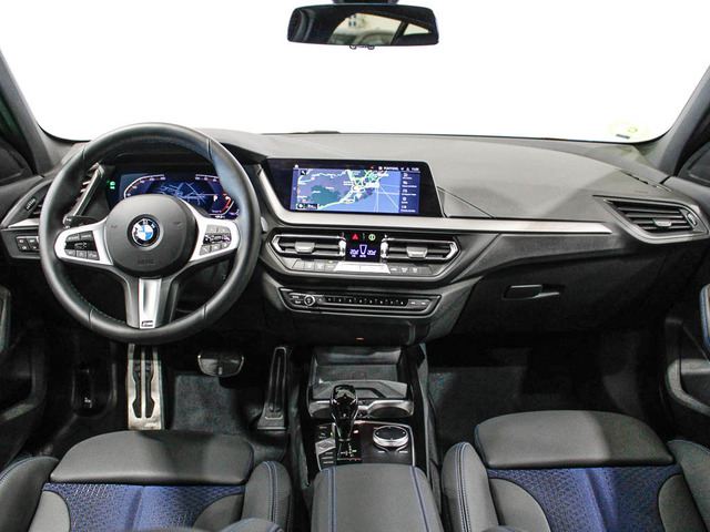 BMW Serie 1 118d color Azul. Año 2024. 110KW(150CV). Diésel. En concesionario Barcelona Premium -- GRAN VIA de Barcelona