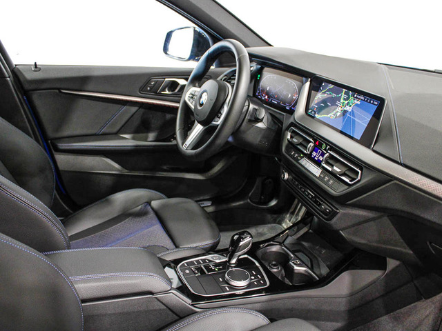 BMW Serie 1 118d color Azul. Año 2024. 110KW(150CV). Diésel. En concesionario Barcelona Premium -- GRAN VIA de Barcelona