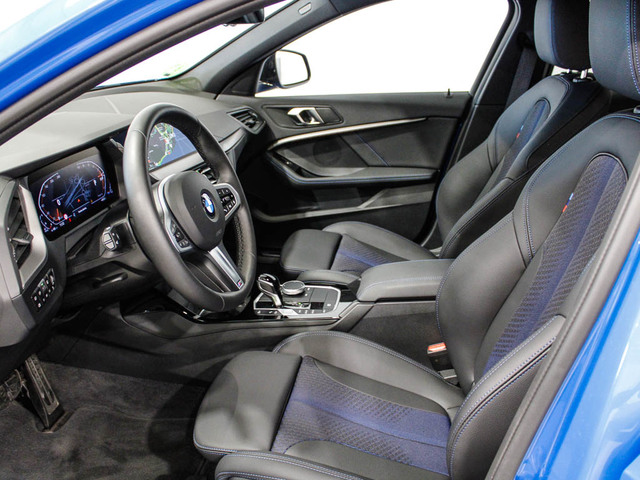 BMW Serie 1 118d color Azul. Año 2024. 110KW(150CV). Diésel. En concesionario Barcelona Premium -- GRAN VIA de Barcelona