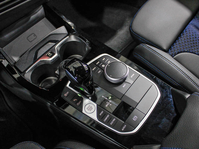 BMW Serie 1 118d color Azul. Año 2024. 110KW(150CV). Diésel. En concesionario Barcelona Premium -- GRAN VIA de Barcelona