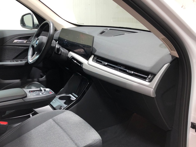 BMW X1 sDrive18d color Blanco. Año 2024. 110KW(150CV). Diésel. En concesionario Movilnorte El Carralero de Madrid