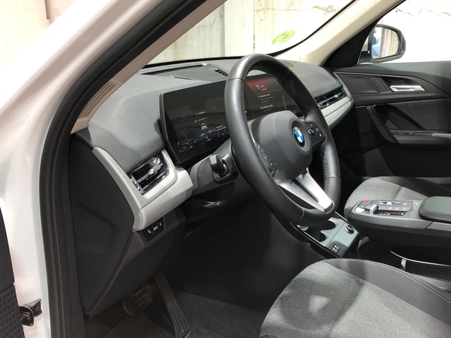 BMW X1 sDrive18d color Blanco. Año 2024. 110KW(150CV). Diésel. En concesionario Movilnorte El Carralero de Madrid