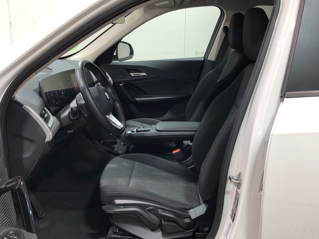 BMW X1 sDrive18d color Blanco. Año 2024. 110KW(150CV). Diésel. En concesionario Movilnorte El Carralero de Madrid