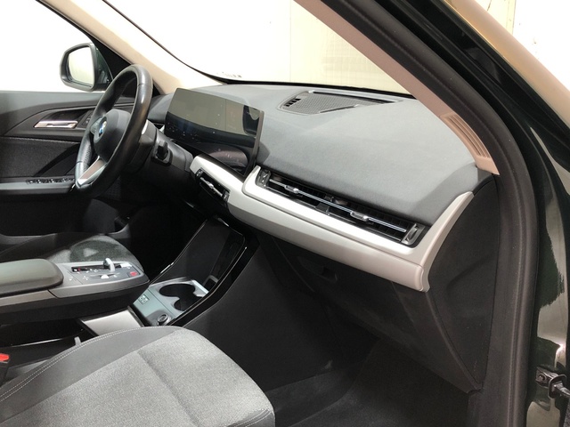 BMW X1 sDrive18d color Verde. Año 2024. 110KW(150CV). Diésel. En concesionario Movilnorte El Carralero de Madrid
