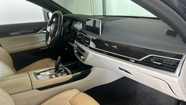 BMW Serie 7 750i color Gris. Año 2018. 330KW(450CV). Gasolina. En concesionario BYmyCAR Madrid - Alcalá de Madrid