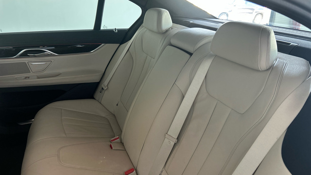 BMW Serie 7 750i color Gris. Año 2018. 330KW(450CV). Gasolina. En concesionario BYmyCAR Madrid - Alcalá de Madrid