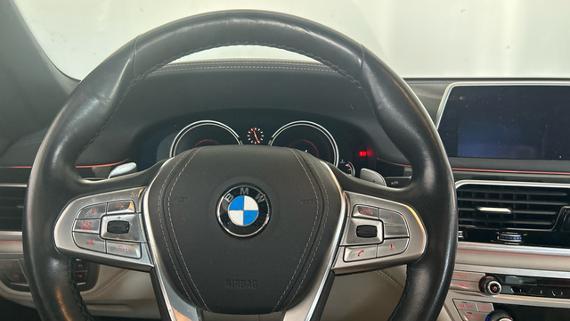 BMW Serie 7 750i color Gris. Año 2018. 330KW(450CV). Gasolina. En concesionario BYmyCAR Madrid - Alcalá de Madrid